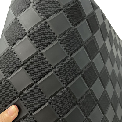 พีวีซี ซินথেติก เอ็มบรอยเดอร์ ผิวหนังที่ผูกไว้ในผ้าใบ คันพื้น Mat Roll Material Backing Customized